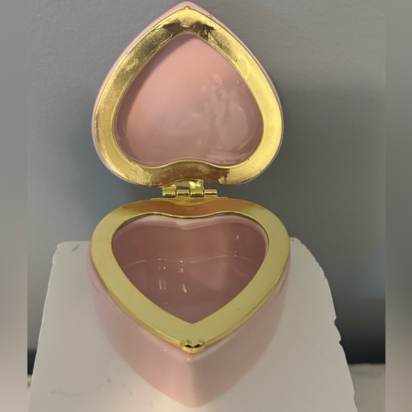 Pink ceramic trinket box - gold tone latch - Picture 5 of 5